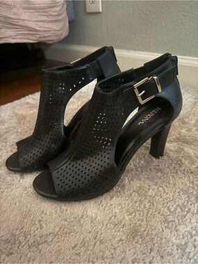 ✨ Vintage 2010s Merona Perforated Peep-Toe Heeled Booties ✨